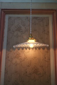 ミルクガラスのフリルシェードランプ