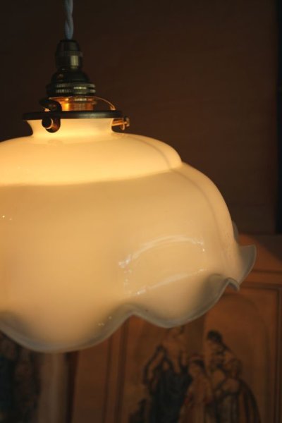 画像1: ミルクガラスのシェードランプ