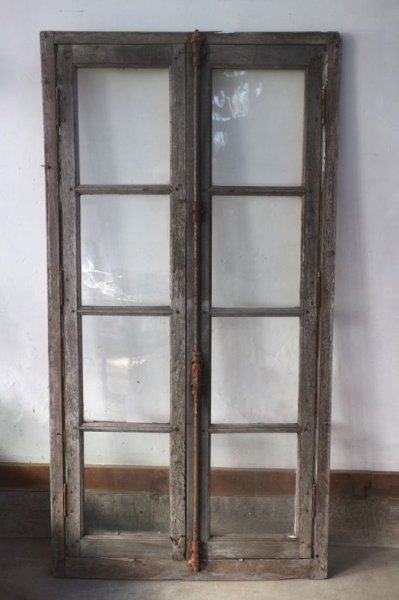 画像1: グレモン錠と外枠付きの窓 (1)