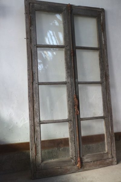 画像1: グレモン錠と外枠付きの窓