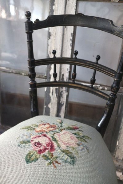 画像3: プチポワン風の刺繍が入ったナポレオンチェア
