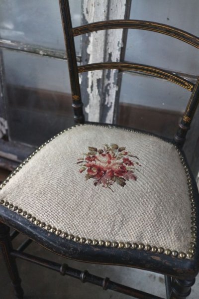 画像2: プチポワン風薔薇の刺繍のナポレオンチェア