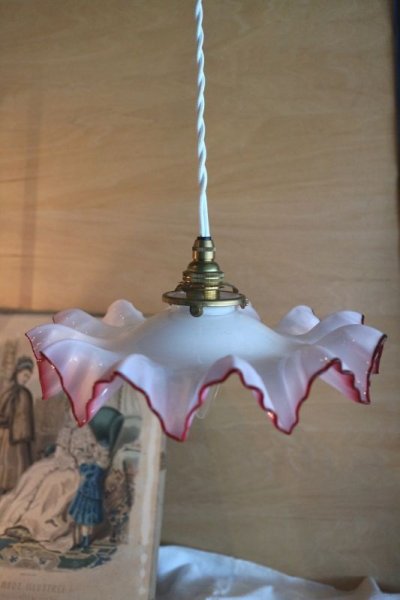 画像3: チェリーレッドの縁のミルクガラスのランプ