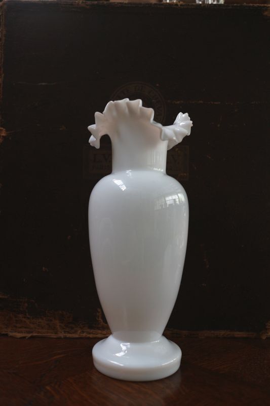 ミルクガラスの花瓶 - フランスアンティークのお店 rendez-vous de